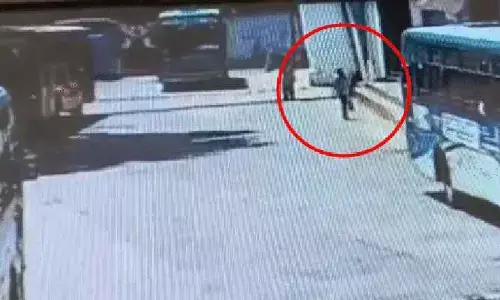 కుప్పకూలిన బస్టాండ్...షాకింగ్ వీడియో వైర‌ల్