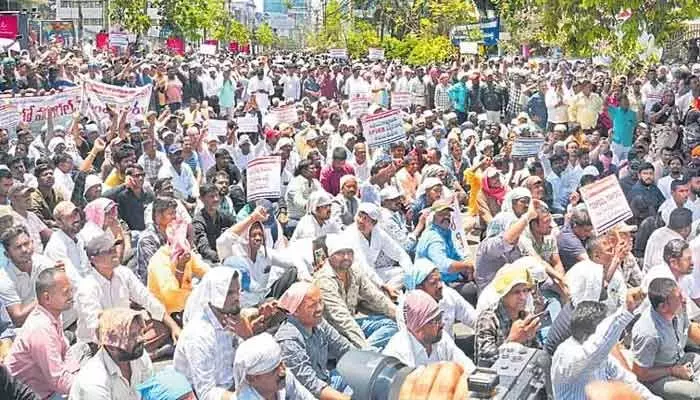 రెగ్యులరైజేషన్ కోసం ఆర్టిజన్ల పోరు.. 19 వేల మంది విధులకు దూరం! రెగ్యులరైజేషన్ కోసం ఆర్టిజన్ల పోరు.. 19 వేల మంది విధులకు దూరం!