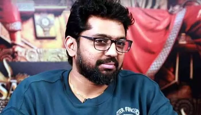 నా డైరెక్షన్లో వేరే వాళ్లు వేలు పెడితే నాకు నచ్చదు.. యువ దర్శకడు షాకింగ్ కామెంట్స్ నా డైరెక్షన్లో వేరే వాళ్లు వేలు పెడితే నాకు నచ్చదు.. యువ దర్శకడు షాకింగ్ కామెంట్స్