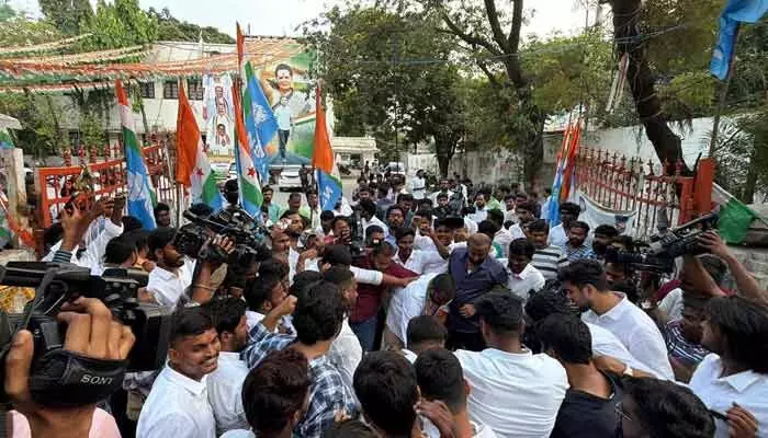 స్మార్ట్ఫోన్ పంపిణీపై సీతక్కను టార్గెట్ చేసిన బీఆర్ఎస్.. మండిపడ్డ ఎన్ఎస్యూఐ స్మార్ట్ఫోన్ పంపిణీపై సీతక్కను టార్గెట్ చేసిన బీఆర్ఎస్.. మండిపడ్డ ఎన్ఎస్యూఐ