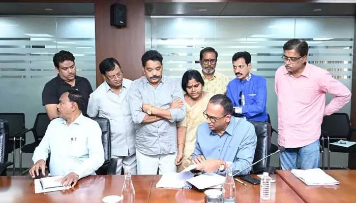 పార్కులు ఆక్రమించి ఇళ్ల నిర్మాణం.. హైడ్రాకు ఫిర్యాదు పార్కులు ఆక్రమించి ఇళ్ల నిర్మాణం.. హైడ్రాకు ఫిర్యాదు