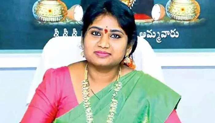 ఏసీబీ కస్టడీకి ఏసీ శాంతి: చిన్నారి కోసం ఆవేదన ఏసీబీ కస్టడీకి ఏసీ శాంతి: చిన్నారి కోసం ఆవేదన