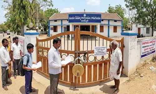 రామగుండంలో వింత పరిస్థితి: తహసీల్దార్ ఆఫీస్‌కు తాళం.. అధికారులంతా ‘లాంగ్ లీవ్’!