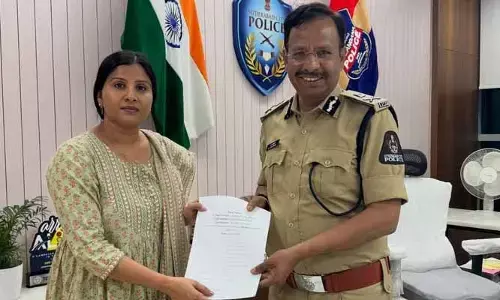నగర సీపీ సజ్జనార్‌ను కలిసి ఫిర్యాదు చేసిన మంగ్లీ