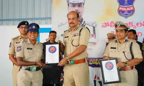 జాతీయ స్థాయిలో స్కోచ్ అవార్డు సాధించిన ఎస్పీ పోలీస్ అక్కలను అభినందించిన డీజీపీ