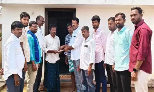 బాధిత కుటుంబానికి రూ.10వేలు ఆర్థిక స‌హాయం