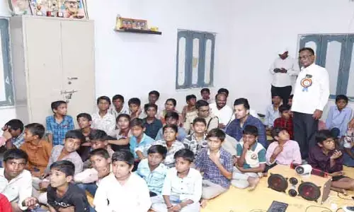 విద్యార్థులు చదువుపై దృష్టి సారించాలి : కలెక్టర్ ప్రతీక్ జైన్