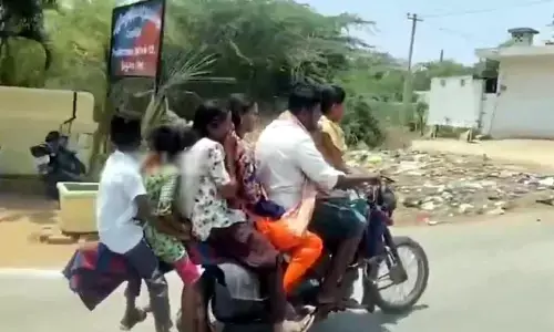 ప్రాణాలతో చెలగాటం: ఒకే ‘ఎక్సెల్’ వాహనంపై ఆరుగురి ప్రయాణం