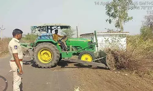 ఎస్సై చొరవతో రహదారి శుభ్రత..