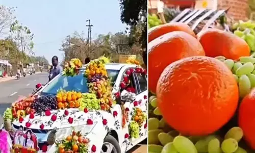 పూలకు  బదులు పండ్లు, స్నాక్స్.. పెళ్లి కారుకు వెరైటీ డెకరేషన్