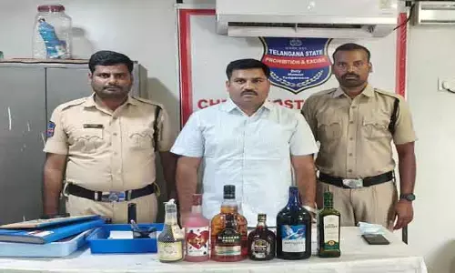 కృష్ణా చెక్ పోస్ట్ వద్ద మ‌ద్యం ప‌ట్టివేత