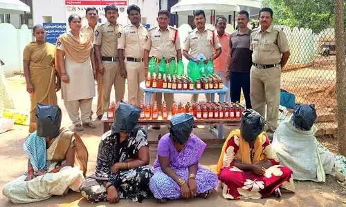 శ్రీశైలంలో బస్సుల్లో తెచ్చి సారా అమ్ముతున్న స్త్రీలు.. పోలీసుల అదుపులో 5 గురు మహిళలు