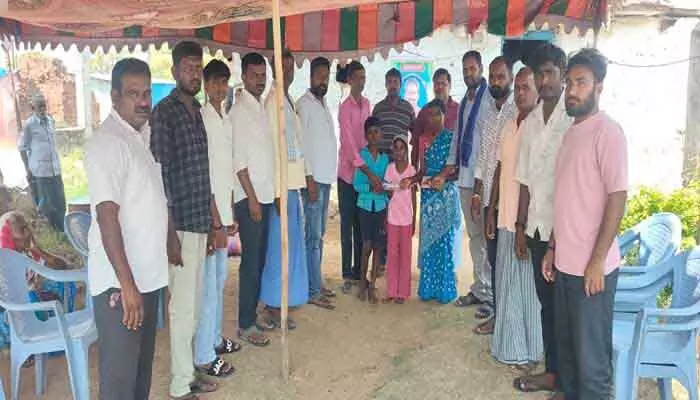 నిరుపేద కుటుంబానికి అండగా గ్రామస్తులు..! నిరుపేద కుటుంబానికి అండగా గ్రామస్తులు..!