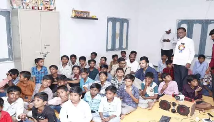 విద్యార్థులు చదువుపై దృష్టి సారించాలి : కలెక్టర్ ప్రతీక్ జైన్ విద్యార్థులు చదువుపై దృష్టి సారించాలి : కలెక్టర్ ప్రతీక్ జైన్