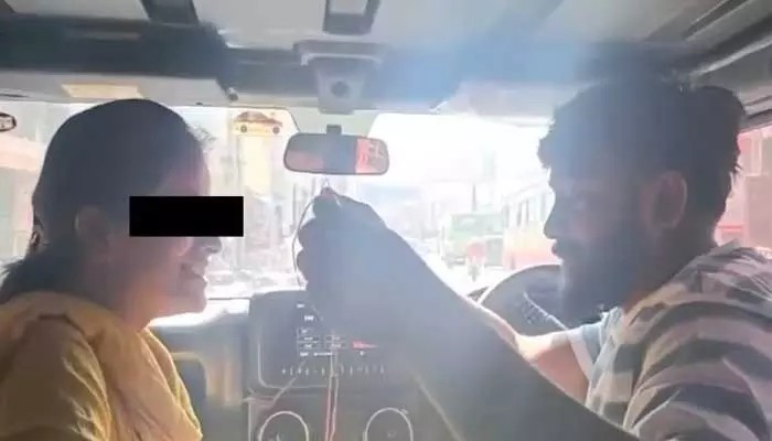 ఏడేళ్ల కొడుకుని వదిలేసి ప్రియుడితో భార్య జంప్.. కారులోనే పెళ్లి ఏడేళ్ల కొడుకుని వదిలేసి ప్రియుడితో భార్య జంప్.. కారులోనే పెళ్లి