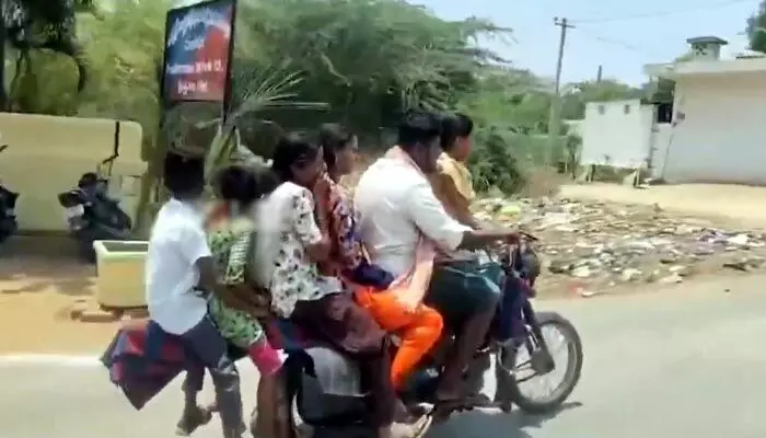 ప్రాణాలతో చెలగాటం: ఒకే ‘ఎక్సెల్’ వాహనంపై ఆరుగురి ప్రయాణం ప్రాణాలతో చెలగాటం: ఒకే ‘ఎక్సెల్’ వాహనంపై ఆరుగురి ప్రయాణం