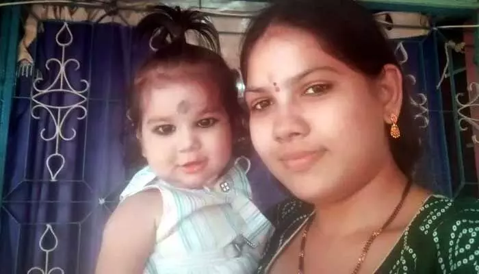 మూడేళ్ల చిన్నారితో వివాహిత మిస్సింగ్.. వారం రోజులుగా వీడని మిస్టరీ మూడేళ్ల చిన్నారితో వివాహిత మిస్సింగ్.. వారం రోజులుగా వీడని మిస్టరీ