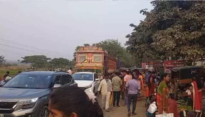 వారాంతపు సంతలో ఘర్షణ వారాంతపు సంతలో ఘర్షణ