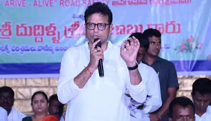 ఇందిరమ్మ ఇళ్ల కోసం డబ్బులు వసూలు చేస్తే.. క్రిమినల్ కేసులు నమోదు ఇందిరమ్మ ఇళ్ల కోసం డబ్బులు వసూలు చేస్తే.. క్రిమినల్ కేసులు నమోదు