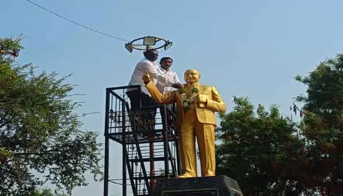 మహిళా సర్పంచ్ గైర్హాజరు.. భర్త పెత్తనంపై దళిత సంఘాల ఆగ్రహం! మహిళా సర్పంచ్ గైర్హాజరు.. భర్త పెత్తనంపై దళిత సంఘాల ఆగ్రహం!