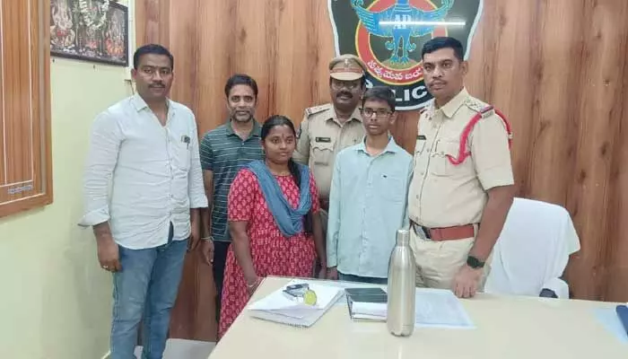 తండ్రి మీద కోపం... రాత్రంతా సైకిల్ తొక్కుతూ రాష్ట్రం దాటిన బాలుడు తండ్రి మీద కోపం... రాత్రంతా సైకిల్ తొక్కుతూ రాష్ట్రం దాటిన బాలుడు