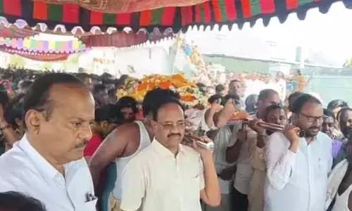 మామ కడచూపు కోసం..!
