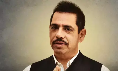 మనీలాండరింగ్ కేసు.. రాబర్ట్‌ వాద్రాకు ఢిల్లీ కోర్టు నోటీసులు