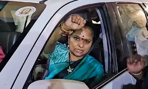 అర్థరాత్రి రోడ్డుపై కవిత నిరసన