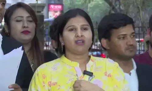 మీ ఇంటి ఆడబిడ్డను ఇట్లా ఏడిపిస్తారా.. మీడియా ఎదుట మంగ్లీ ఎమోషనల్
