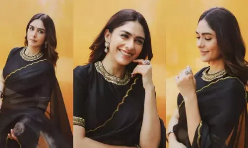 ఉల్లిపొరలాంటి బ్లాక్ శారీలో అందాలు ఆరబోస్తున్న మృణాల్ ఠాకూర్
