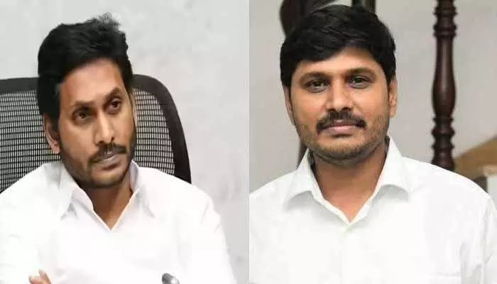 జగన్ మాజీ పీఏ, వైసీపీ మీడియా కార్యదర్శి పూడి శ్రీహరి అరెస్ట్ జగన్ మాజీ పీఏ, వైసీపీ మీడియా కార్యదర్శి పూడి శ్రీహరి అరెస్ట్