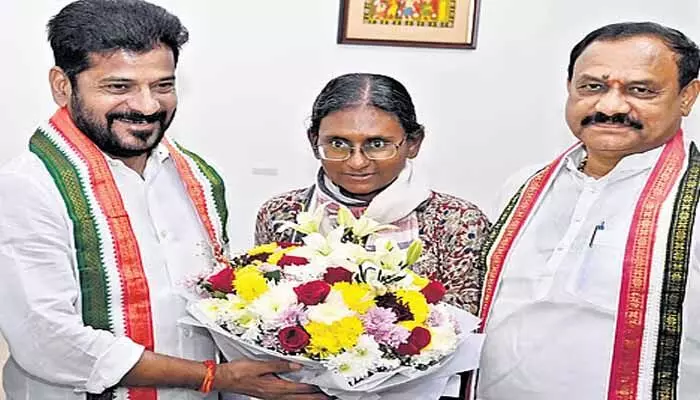 సీఎం రేవంత్తో ముగిసిన మీనాక్షి, మహేష్కుమార్ భేటీ.. డీలిమిటేషన్ పై కీలక చర్చ సీఎం రేవంత్తో ముగిసిన మీనాక్షి, మహేష్కుమార్ భేటీ.. డీలిమిటేషన్ పై కీలక చర్చ