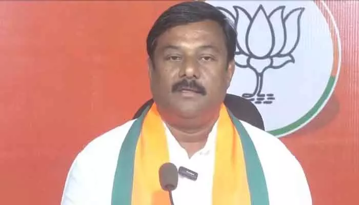 ఖర్గే సీటుపైనే రేవంత్ కన్నేశాడు: ఏలేటి మహేశ్వర్ రెడ్డి హాట్ కామెంట్స్ ఖర్గే సీటుపైనే రేవంత్ కన్నేశాడు: ఏలేటి మహేశ్వర్ రెడ్డి హాట్ కామెంట్స్