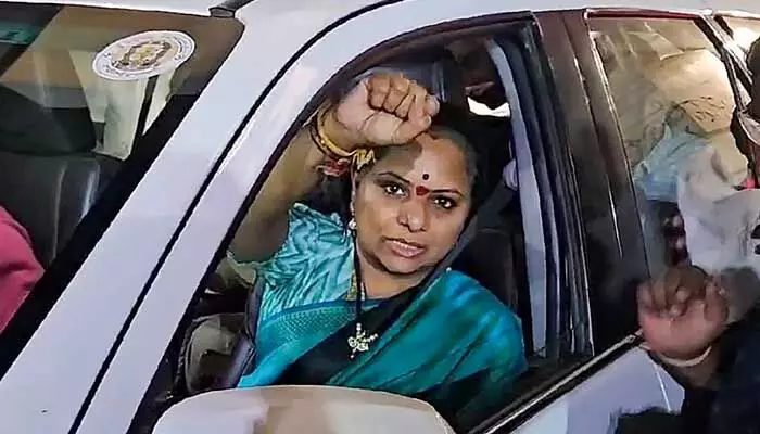 అర్థరాత్రి రోడ్డుపై కవిత నిరసన అర్థరాత్రి రోడ్డుపై కవిత నిరసన