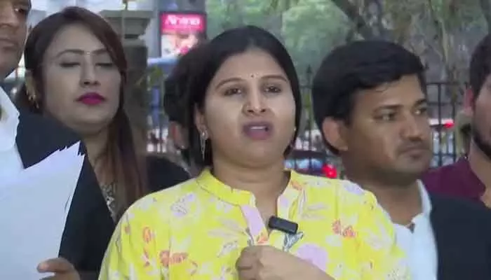 మీ ఇంటి ఆడబిడ్డను ఇట్లా ఏడిపిస్తారా.. మీడియా ఎదుట మంగ్లీ ఎమోషనల్ మీ ఇంటి ఆడబిడ్డను ఇట్లా ఏడిపిస్తారా.. మీడియా ఎదుట మంగ్లీ ఎమోషనల్