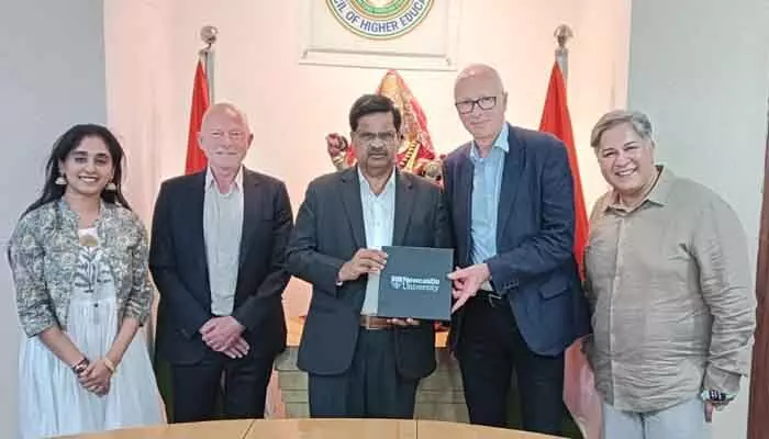 గ్లోబల్ హబ్గా తెలంగాణ ఎదుగుతోంది.. టీజీసీహెచ్ఈ చైర్మన్ బాలకిష్టారెడ్డి గ్లోబల్ హబ్గా తెలంగాణ ఎదుగుతోంది.. టీజీసీహెచ్ఈ చైర్మన్ బాలకిష్టారెడ్డి
