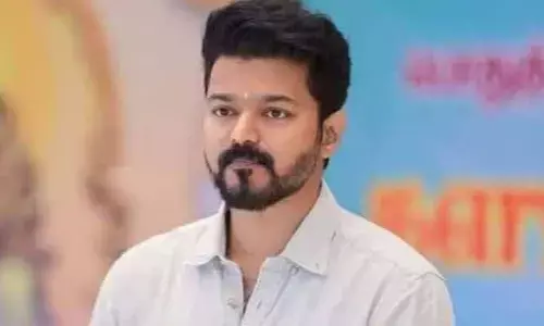 ఉడుత బొమ్మతో విజయ్‌ను విమర్శించిన నటి.. పోలీసుల ఎంట్రీతో ఊహించని ట్విస్ట్!