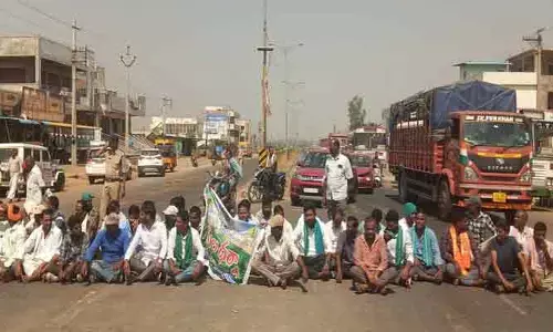 మొక్కజొన్న కొనుగోలు కేంద్రాలు వెంటనే ఏర్పాటు చేయాలి.. రహదారిపై  రైతుల ధర్నా