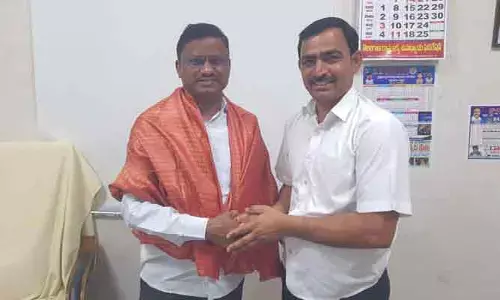 ప్రీ ప్రైమరీ పాఠశాల ఏర్పాటు చేయాలి.. డీఈఓకు వినతిపత్రం అందజేత