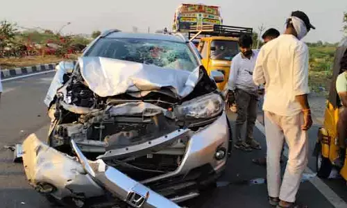 మేడారం ఎన్‌హెచ్ పై రోడ్డు ప్రమాదం.. గేదెను ఢీ కొట్టిన కారు