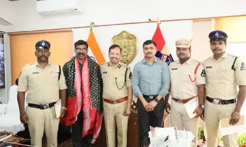 చైన్ స్నాచర్‌ను పట్టించిన రిటైర్డ్ ఆర్మీ జవాన్‌కు సీపీ సజ్జనార్ సత్కారం