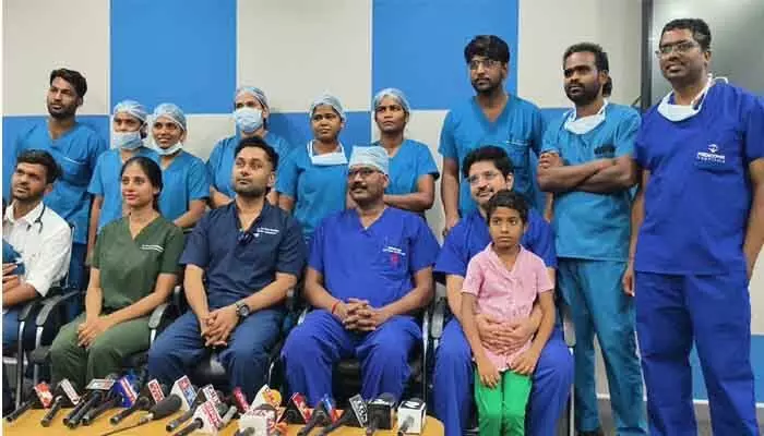 ప్రాణపాయ స్థితిలో ఉన్న ఇద్దరు చిన్నారులను రక్షించిన మాదాపూర్ మెడికోవర్ వైద్యులు ప్రాణపాయ స్థితిలో ఉన్న ఇద్దరు చిన్నారులను రక్షించిన మాదాపూర్ మెడికోవర్ వైద్యులు