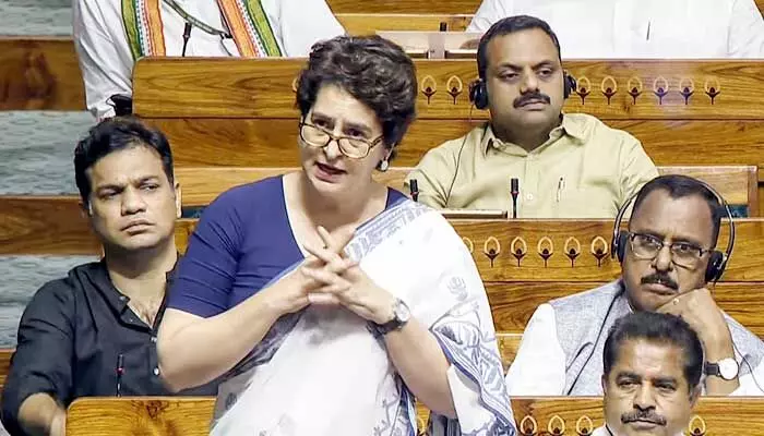 డీలిమిటేషన్ వెనుక పెద్ద కుట్ర: లోక్సభలో ప్రియాంకా గాంధీ సంచలన వ్యాఖ్యలు డీలిమిటేషన్ వెనుక పెద్ద కుట్ర: లోక్సభలో ప్రియాంకా గాంధీ సంచలన వ్యాఖ్యలు