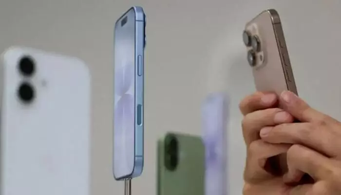 Mobile Phones: మొబైల్ ఫోన్ల ఎగుమతుల కోసం కొత్త పీఎల్ఐ పథకం Mobile Phones: మొబైల్ ఫోన్ల ఎగుమతుల కోసం కొత్త పీఎల్ఐ పథకం