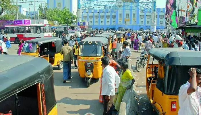 హైదరాబాద్ ఆటో డ్రైవర్స్కు బిగ్ అలర్ట్.. ఆ మిస్టేక్ చేస్తే ఆటో సీజ్తో పాటు లైసెన్స్ రద్దు హైదరాబాద్ ఆటో డ్రైవర్స్కు బిగ్ అలర్ట్.. ఆ మిస్టేక్ చేస్తే ఆటో సీజ్తో పాటు లైసెన్స్ రద్దు