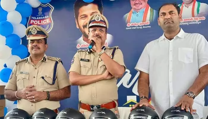 హత్యల్లో చనిపోయిన వారి కంటే రోడ్డు ప్రమాదాల్లో మరణించిన వారే ఎక్కువ : డీజీపీ శివధర్ రెడ్డి హత్యల్లో చనిపోయిన వారి కంటే రోడ్డు ప్రమాదాల్లో మరణించిన వారే ఎక్కువ : డీజీపీ శివధర్ రెడ్డి