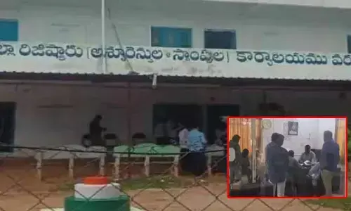 ప్రభుత్వ ఆదాయానికి గండి? : ఏసీబీ దాడులతో రైటర్లు పరార్