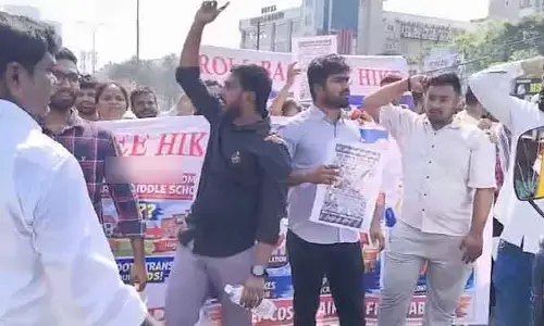 విపరీతంగా ఫీజుల పెంపు ఎఫెక్ట్.. HPS ఎదుట తల్లిదండ్రుల ఆందోళన