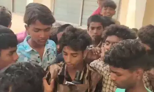 గురుకుల పాఠశాలలో ఉద్రిక్తత.. పురుగులన్నం పెడుతున్నారంటూ విద్యార్థుల ఆందోళన