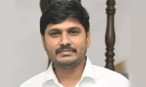 సీఎంపై అనుచిత పోస్టులు:  వైసీపీ నేతలు శ్రీహరి, గిరీష్‌కుమార్‌కి బిగ్ షాక్